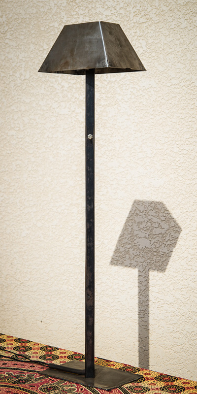Lampe métal recyclé vue de profil ombre petite