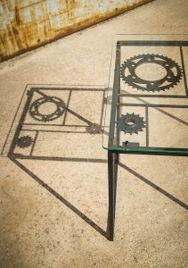vignette table basse en metal, verre et couronnes moto - detail et ombre portee - Atelier Metal'rine