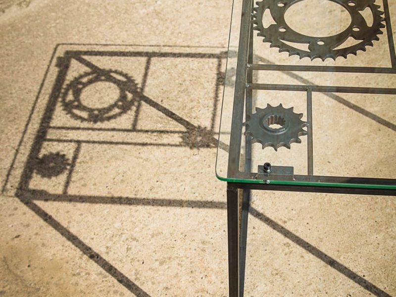 vignette table basse en metal, verre et couronnes moto - detail et ombre portee - Atelier Metal'rine