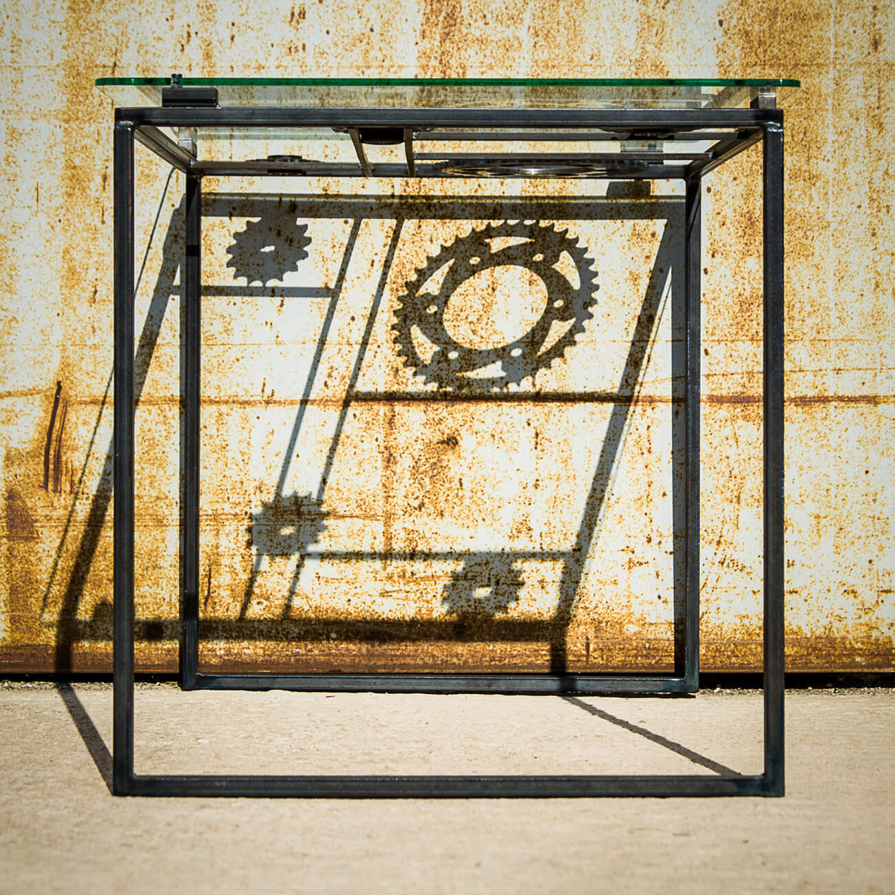 table basse en métal, verre et couronnes moto - ombre portee - Atelier Metal'rine