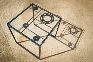 table-basse-métal-couronne-en-acier-verre-et-couronnes-moto-vue-du-dessus-atelier-metalrine-photo-corinne-montculier