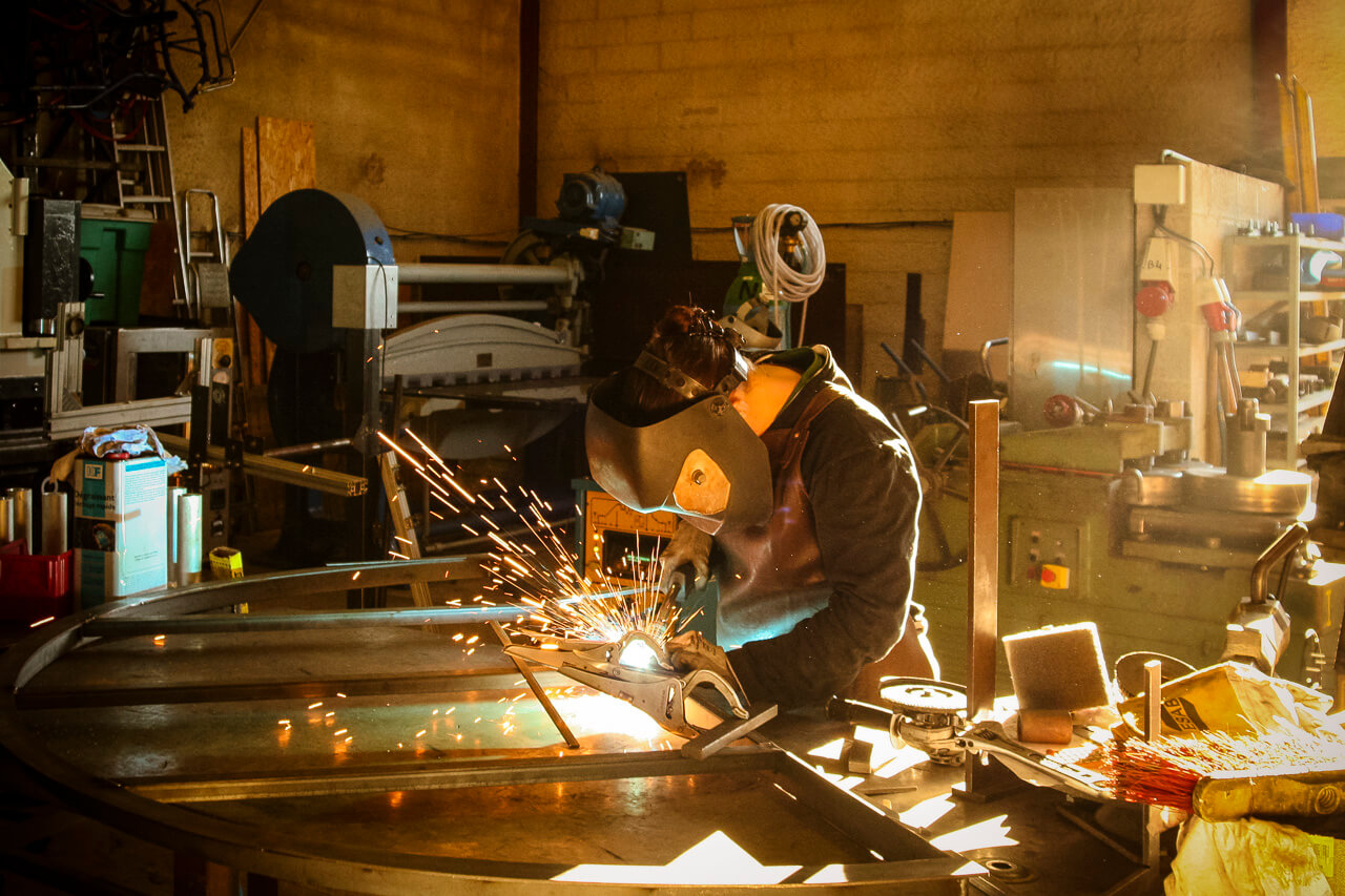 Métal'Rine au travaille, soudure, cisaille, masque de soudure