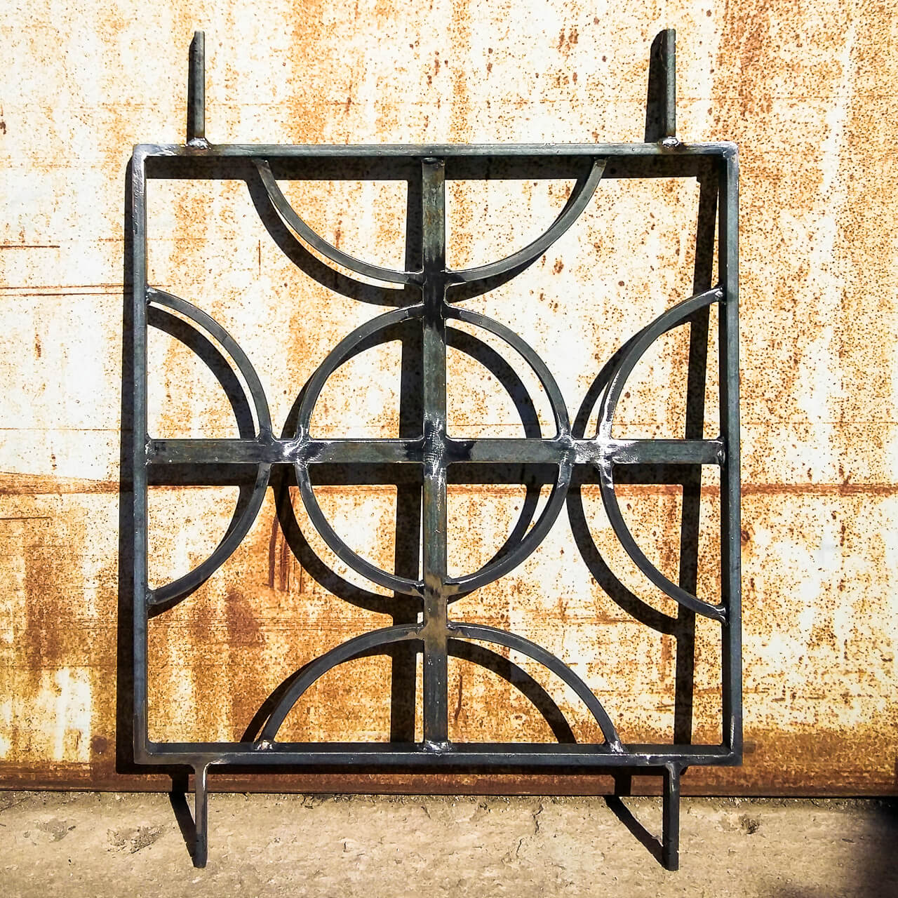 Grille décorative de protection en acier brut demi-cercle inspiration des motif africain
