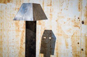 Lampe métal recyclé vue gros plan ombre