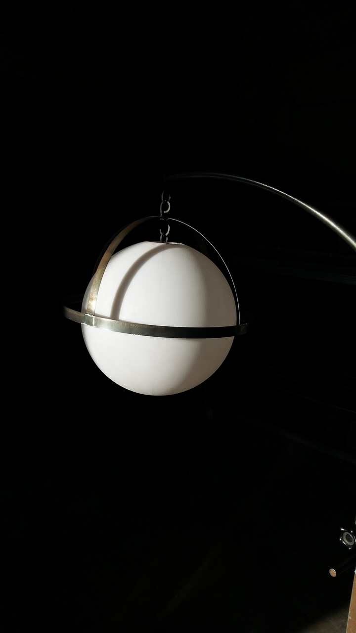 Lampe Saturne vue du globe et attache, mobilier extérieur du restaurant L'ami Paradis
